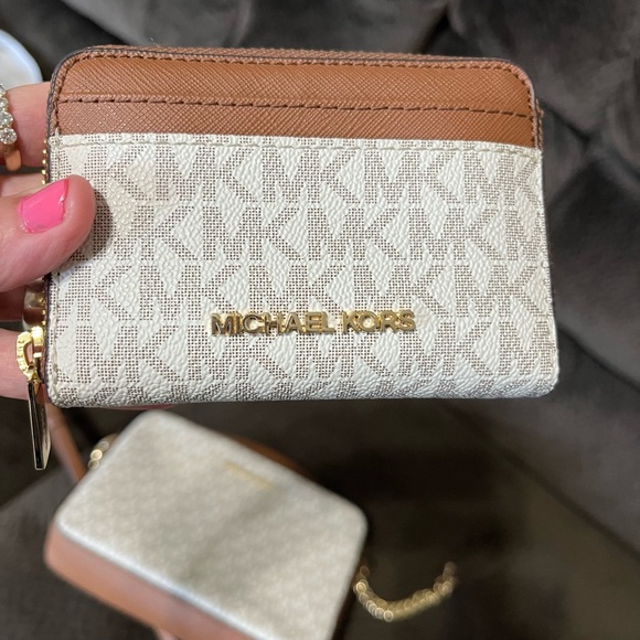 EUC MATCHING MK JET SET WONT SEPARATE - Picture 15 of 16